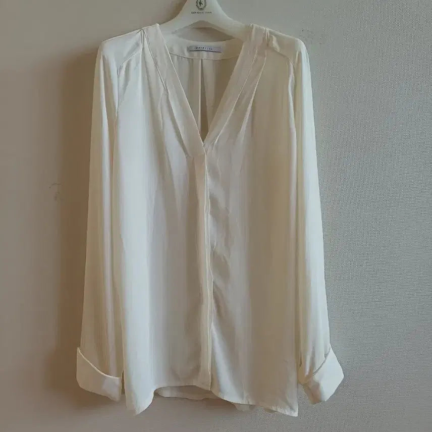 [BUNJANG] NAINGIRL Ivory V-Neck Blouse / 나인걸 블라우스 판매합니다