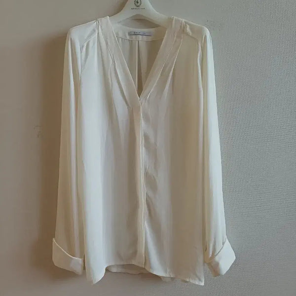 [BUNJANG] NAINGIRL Ivory V-Neck Blouse / 나인걸 블라우스 판매합니다