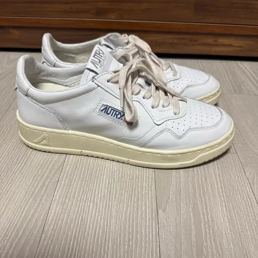[BUNJANG] AUTRY Medalist Goat Skin White Size 42 / 오트리 메달리스트 고트스킨 화이트 42