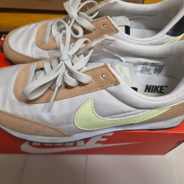 [BUNJANG] Nike Daybreak Suede/Green Swoosh Sneakers / 나이키 데이브레이크 255