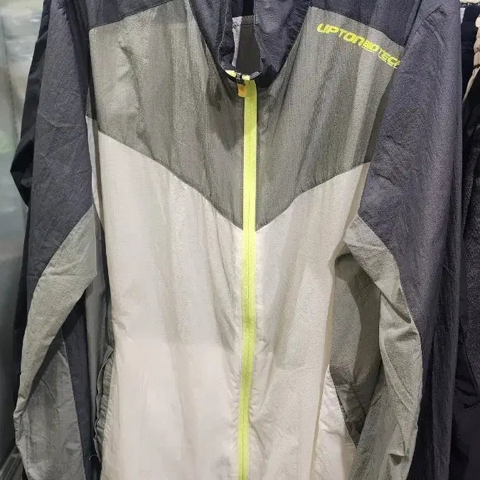 [BUNJANG] UpToBotex Windbreaker Jacket / 업톤보텍 바람막이 자켓