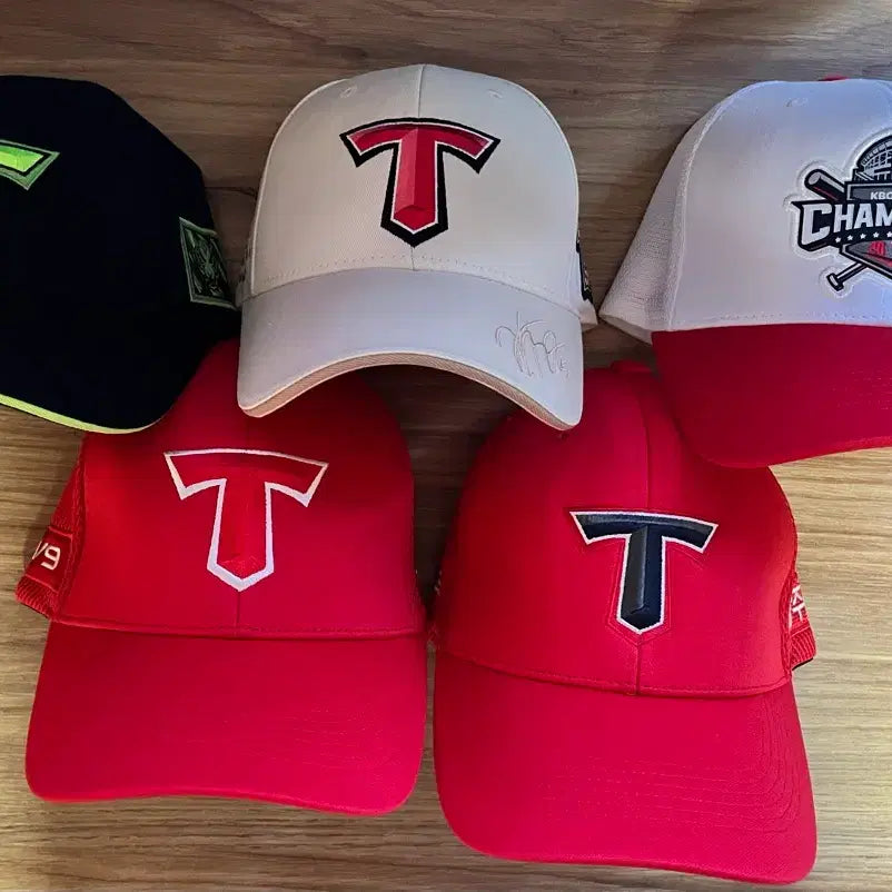 [BUNJANG] Kia Tigers Kim Do-young Limited Edition Hat Bundle Set / 기아타이거즈 아이앱 정품 및 김도영 한정판 모자 일괄