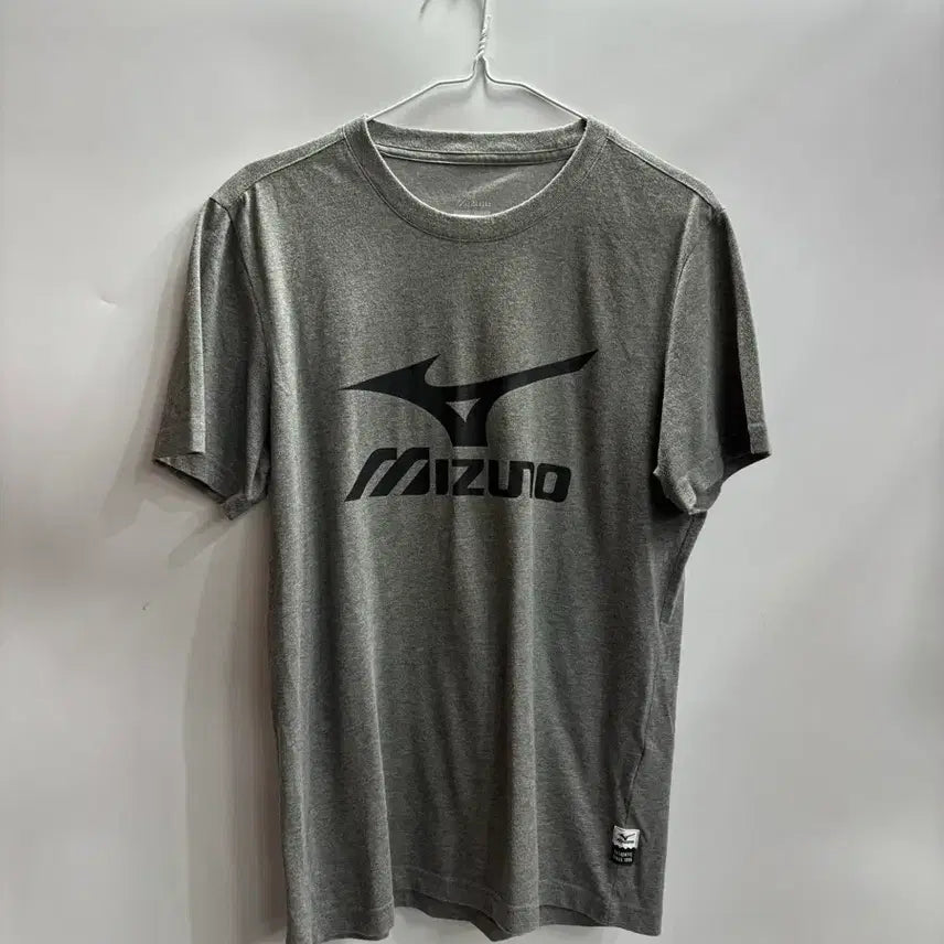 [BUNJANG] Mizuno Gray Big Logo T-shirt / [M] 미즈노 그레이 빅로고 반팔티셔츠 2.0  브랜드: 미즈노 (MIZUNO)  사이즈: 표기 M (95)  실측: 총길이 70 / 가슴반품 48 / 팔길이 21 / 어깨 44