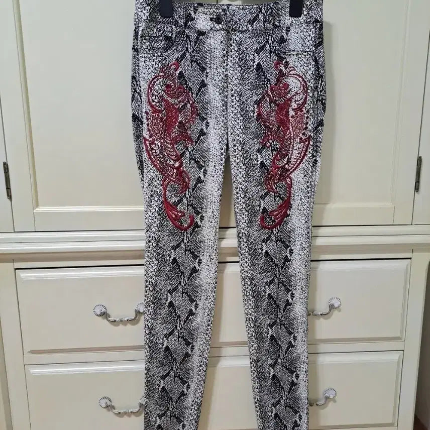 [BUNJANG] Tankus Red Embroidered Trousers (Size 55) / 새상품)탱커스 바지/에고이스트시스템듀엘지컷보브온앤온시슬리미샤마인오즈세컨sjsj오브제