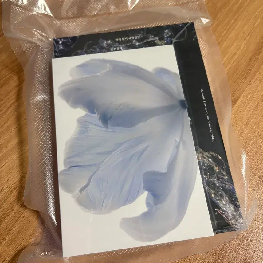 [BUNJANG] Lee Okto New Photo Book & Bookmark Set (Sealed) / 이옥토작가님 신간 사진집+ 책갈피(미개봉진공상태)