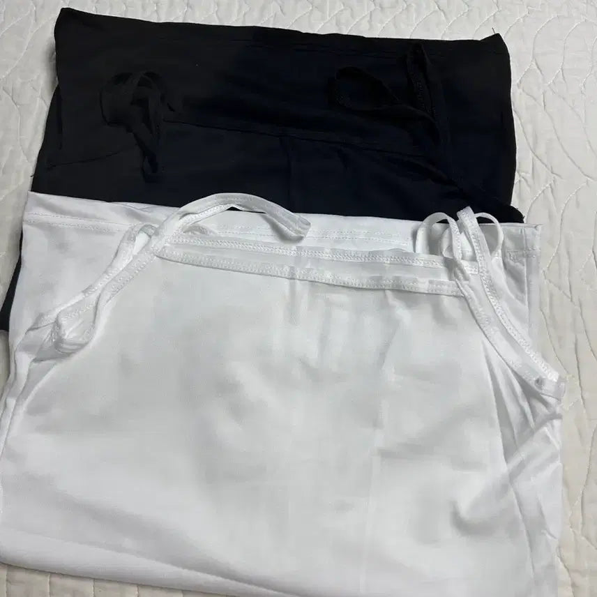 [BUNJANG] Black & White 2-Piece Strap Tank Top Set / 블랙 화이트 끈나시 2종세트 새제품