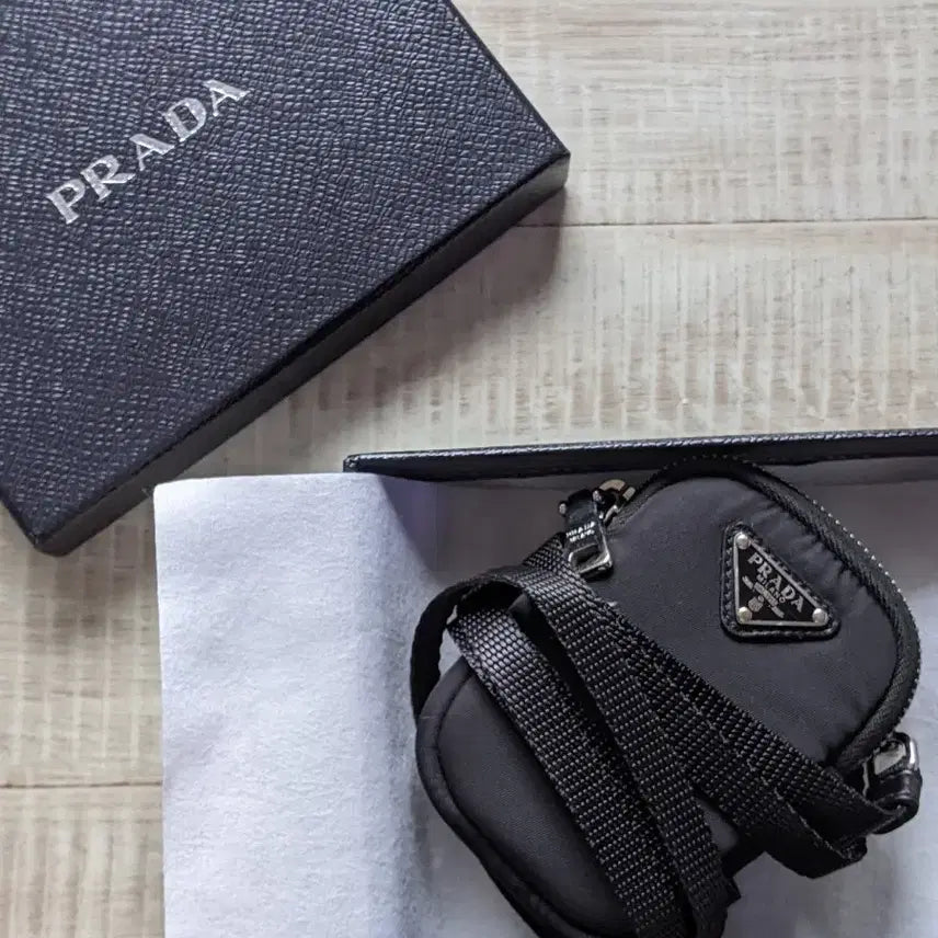 [BUNJANG] Prada Authentic Armband Card Wallet Mini Crossbody Wristlet / 정품 프라다 암밴드 카드지갑 미니 크로스백 손목지갑