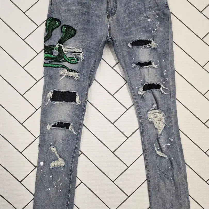 [BUNJANG] AMIRI Snake Embroidered Patch Distressed Slim Skinny Jeans / AMIRI 아미리 뱀자수 패치 디스트레스드  청바지.     싸이즈 32~33