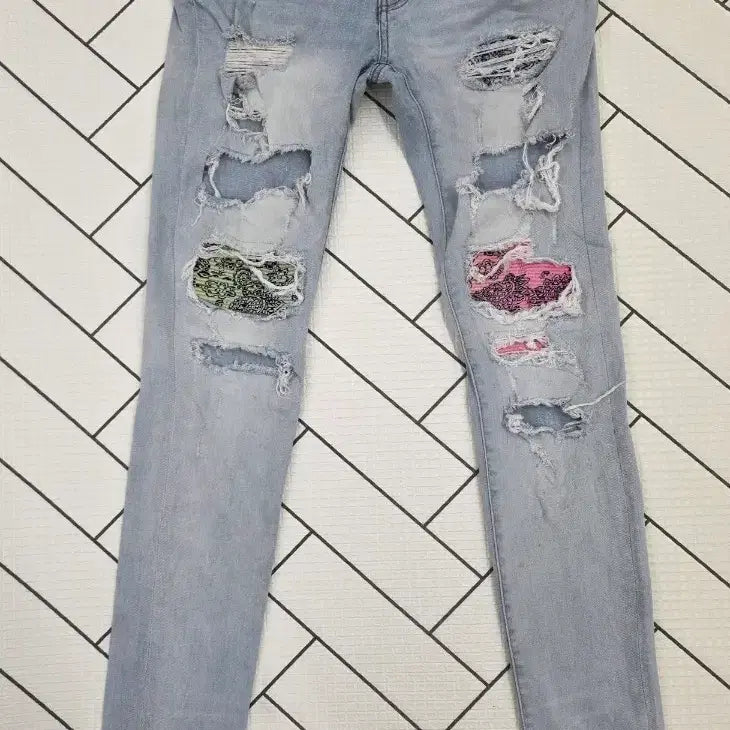 [BUNJANG] AMIRI Distressed Multicolor Bandana Patchwork Jeans Size 31 / AMIRI 아미리 디스트레스드 멀티컬러 반다나 패치워크 청바지.   싸이즈 31