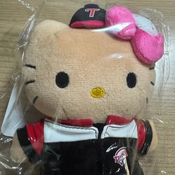 [BUNJANG] LG Twins Tanning Hello Kitty Glossy Doll Keychain / 엘지트윈스 태닝 헬로키티 유광 인형 키링