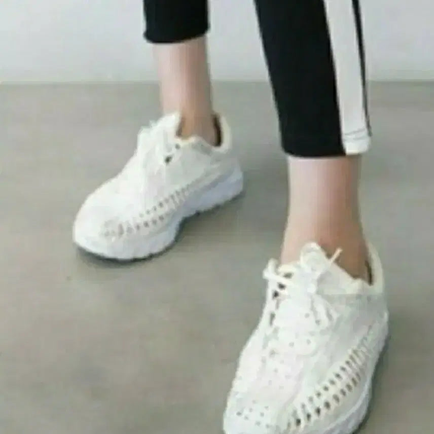 [BUNJANG] Nike Woven Sneakers White Size 240 / 사용흔적없음 나이키 구멍 신발 240미리