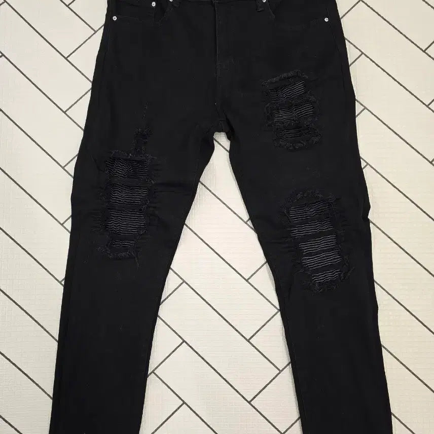 [BUNJANG] AMIRI Distressed Black Jeans (Size 32) / AMIRI 아미리 디스트레스드 블랙 청바지. 싸이즈 32.