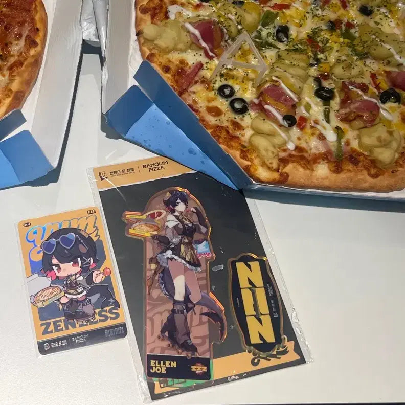 [BUNJANG] Zenless Zone Zero Ellen "Bally's Pizza" Acrylic Stand + Photocard Bundle (Unused Redeem Code) / 젠레스 존 제로 반올림 피자 엘렌 아크릴, 리딤코드 미사용 일괄 판매