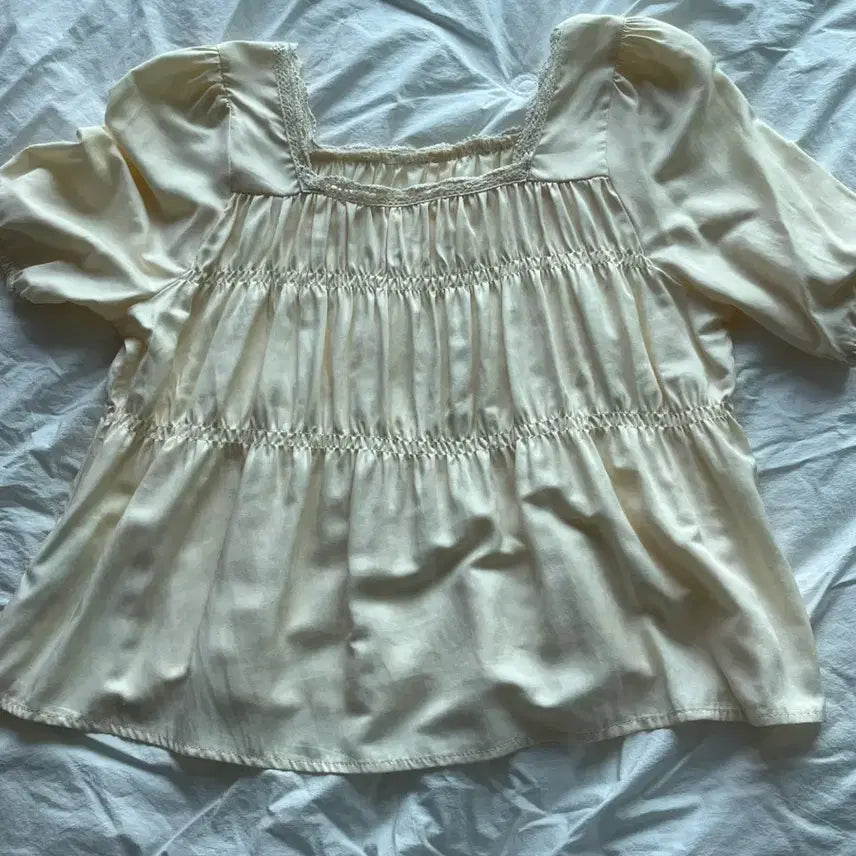 [BUNJANG] Eight Seconds Square Neck Smocking Blouse / 에잇세컨즈 스퀘어넥 스모킹 블라우스 자라 미쏘 흐앤므 도매텍 프영띵 감성