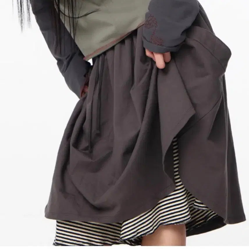 [BUNJANG] KOSEIO Striped Layered Midi Skirt Charcoal / 코이세이오 스트라이프 레이어드 미디스커트 차콜 1사이즈