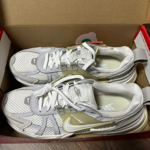 [BUNJANG] Nike Women's V2K Run Sneakers HV4314-030 / 새상품 230 나이키 우먼 V2K런 운동화 HV4314-030