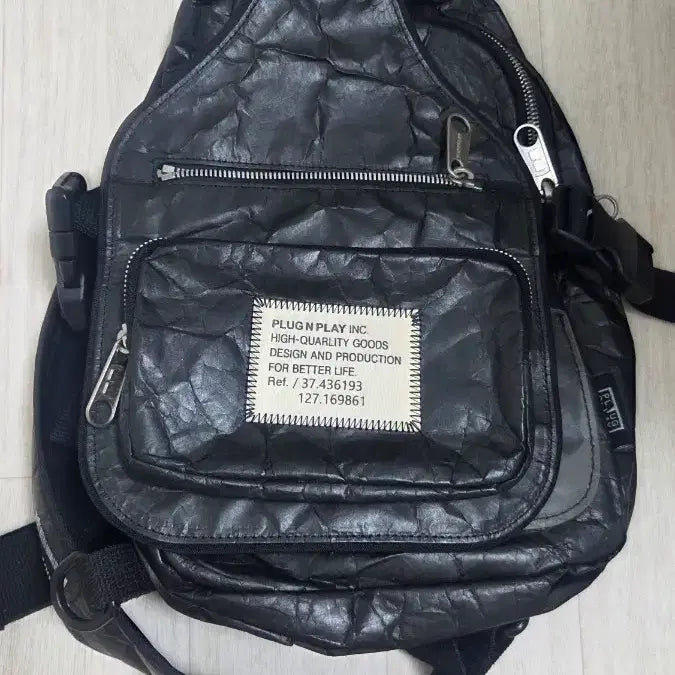 [BUNJANG] Plug&Play Paper Sling Bag Black / 플러그앤플레이 페이퍼슬링백 블랙