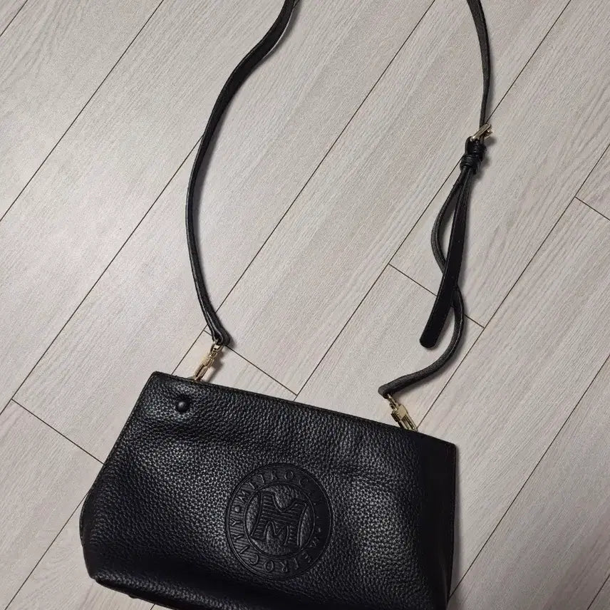 [BUNJANG] Metropolis Leather Crossbody Shoulder Bag - Black / 메트로시티 크로스 겸 숄더백여성가방/크로스백/메인소재: 천연가죽/색상: 블랙바닥 모퉁이 사용감 좀 있어요(사진참조)여러 중고사이트에도 같이 판매하고 있어서 삭제되면 팔린