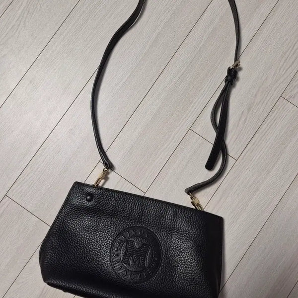 [BUNJANG] Metropolis Leather Crossbody Shoulder Bag - Black / 메트로시티 크로스 겸 숄더백여성가방/크로스백/메인소재: 천연가죽/색상: 블랙바닥 모퉁이 사용감 좀 있어요(사진참조)여러 중고사이트에도 같이 판매하고 있어서 삭제되면 팔린