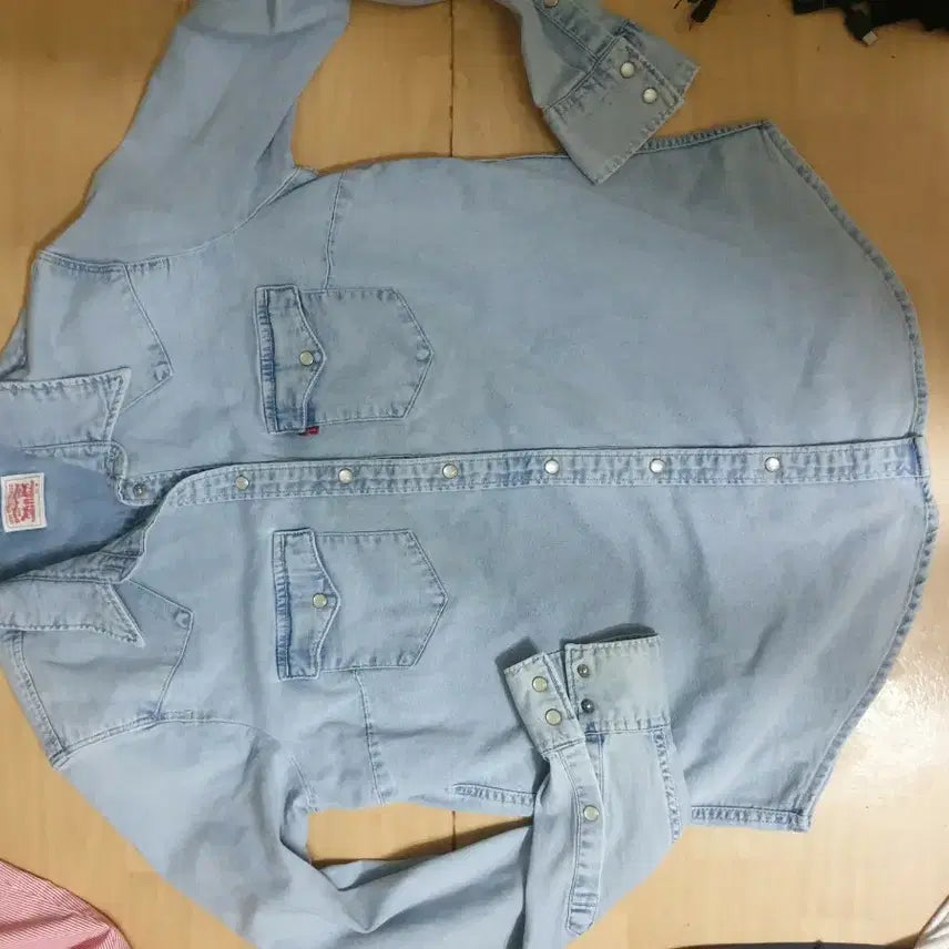 [BUNJANG] Levi's Women's Denim Shirt Light Blue M90 / 여성 리바이스 데님 셔츠 m90 연청 신축성 ㅇ