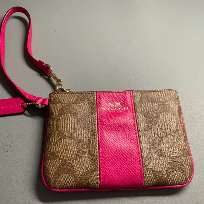 [BUNJANG] Coach Signature Hot Pink Stripe Corner Zip Wristlet / 코치(COACH)시그니처 핫핑크 스프라이트 손목파우치(Corner Zip Wristlet)