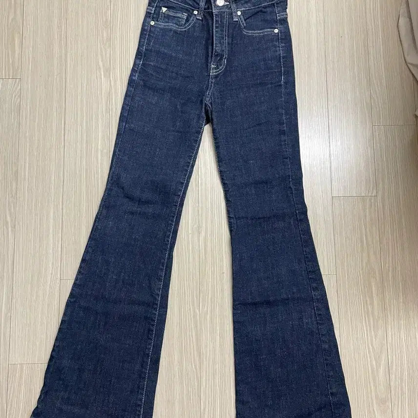 [BUNJANG] Guess Women's Dark Blue Wash Bootcut Jeans / 게스 부츠컷 청바지