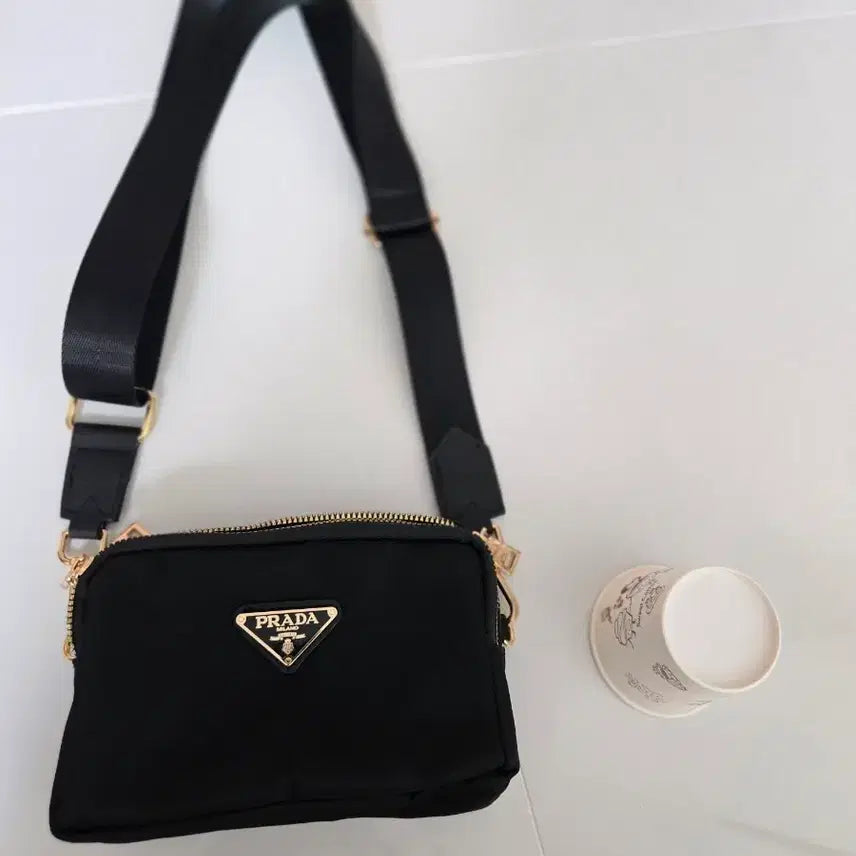 [BUNJANG] High-Quality Black Nylon Crossbody Bag with Triangle Logo / 고퀄 스타일 블랙 나일론 삼각로고 크로스백(새상품)