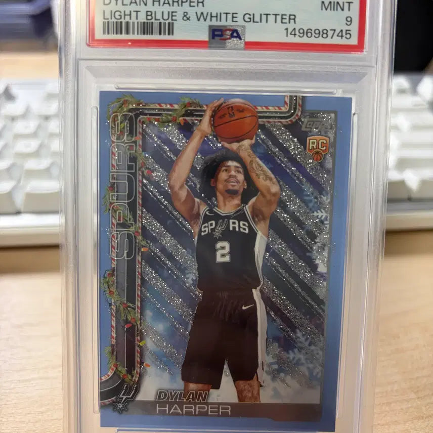 [BUNJANG] 2025 Topps Holiday Dylan Harper #H162 Light Blue/White Glitter Rookie Card PSA 9 / 2025 Topps Holiday 딜런하퍼 #H162 Light Blue/White Glitter RC PSA9