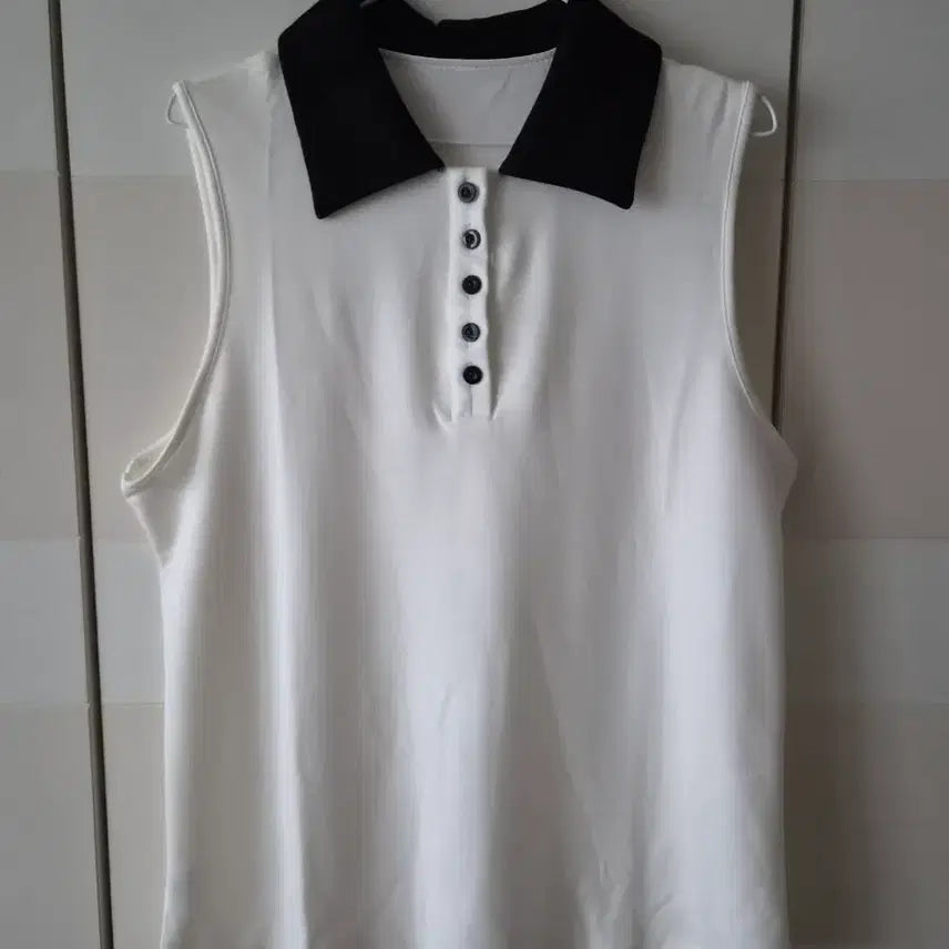 [BUNJANG] Black Collar Sleeveless T-Shirt / 블랙카라 민소매