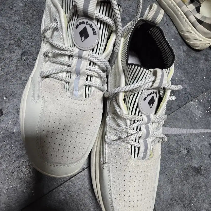 [BUNJANG] Montbell White Sneakers / 몽벨 운동화 화이트236깔창없음