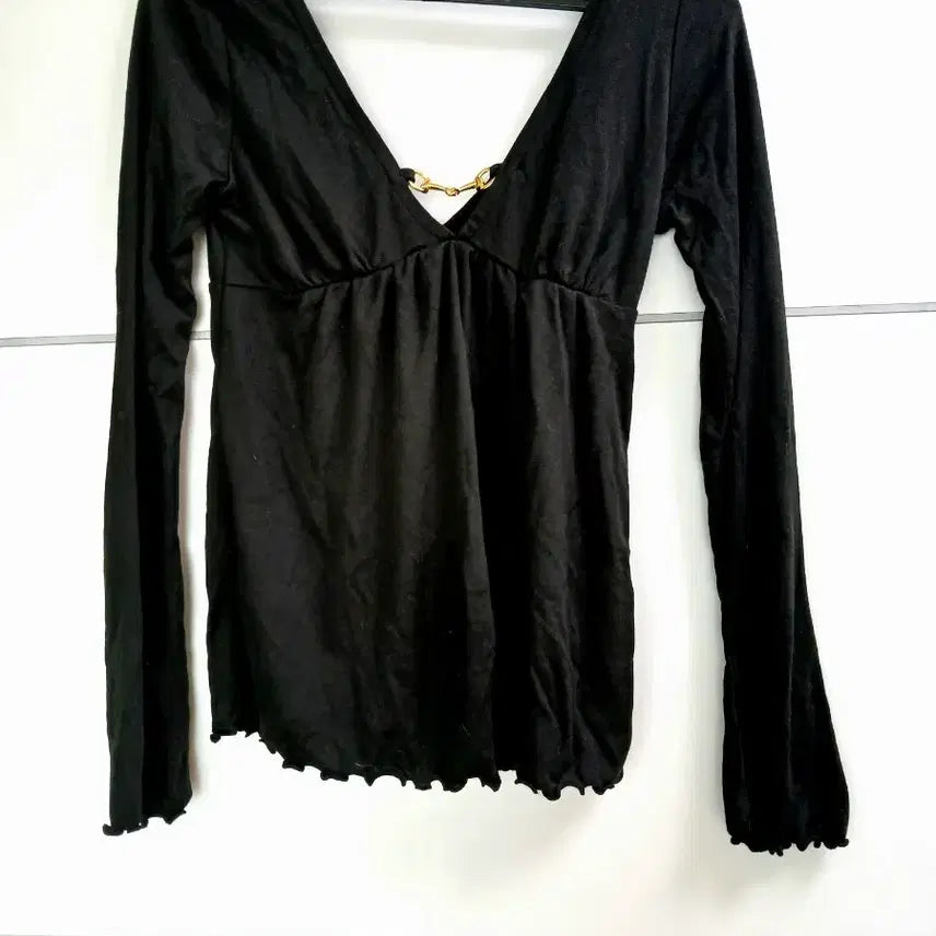 [BUNJANG] Black Gold Chain V-Neck Long Sleeve Top / 블랙 골드체인 브이넥 긴팔티