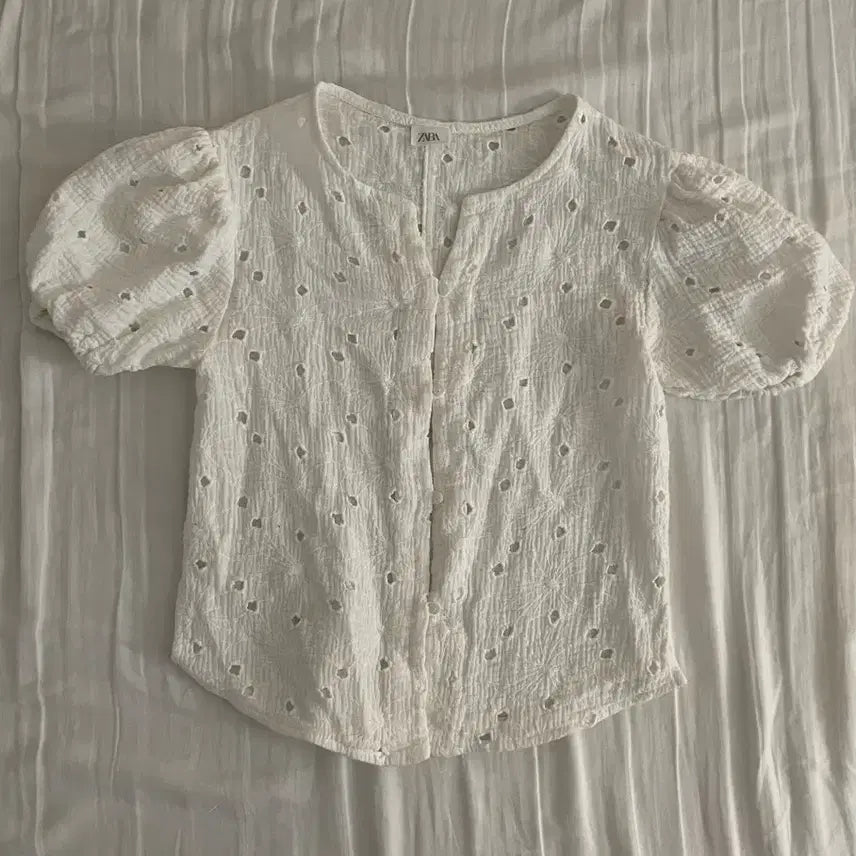 [BUNJANG] Zara Eyelet White Blouse Shirt Top / 자라 화이트 블라우스 흰블라우스 셔츠 탑 cos h&m 유니클로 마시모두띠