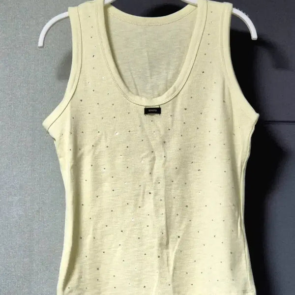 [BUNJANG] Yellow Sleeveless Top with Cubic Detail / 힙한 포인트 옐로우 큐빅 민소매