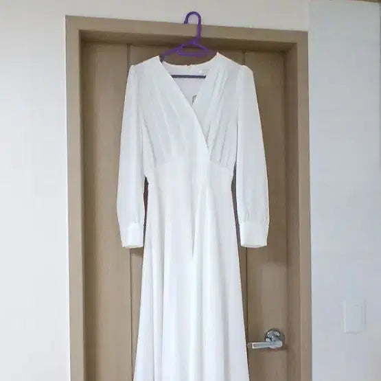 [BUNJANG] White V-Neck Guest Long Dress / (1번 입음) 하얀색 브이넥 하객 롱원피스 브라이덜 샤워 여신 돌잔치룩 출근룩 데이트룩