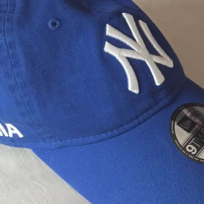[BUNJANG] New Era x MoMA New York Yankees Cap Bright Royal / 뉴에라 x 모마 뉴욕 양키즈 캡 브라이트 로얄