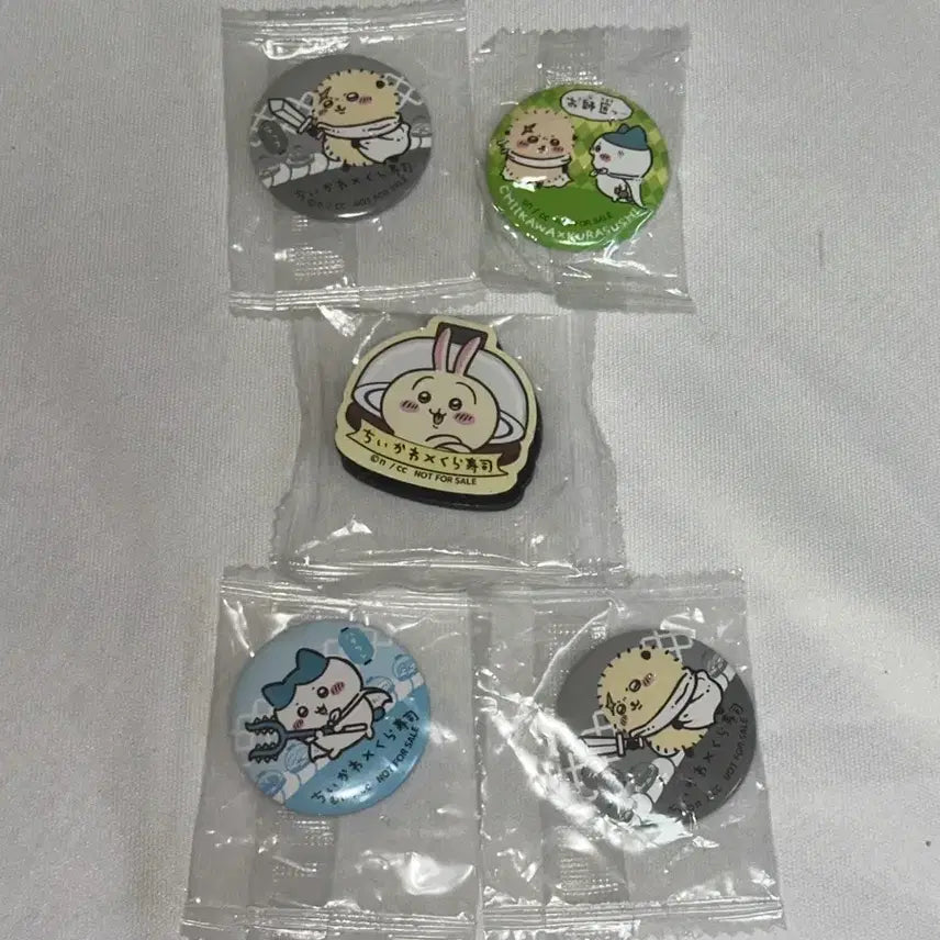 [BUNJANG] Hachiware x Kurazushi Collaboration Can Badge & Magnet Bundle Set / [일괄] 하치와레 랏코 우사기 쿠라스시 캔뱃지 자석 치이카와 콜라보
