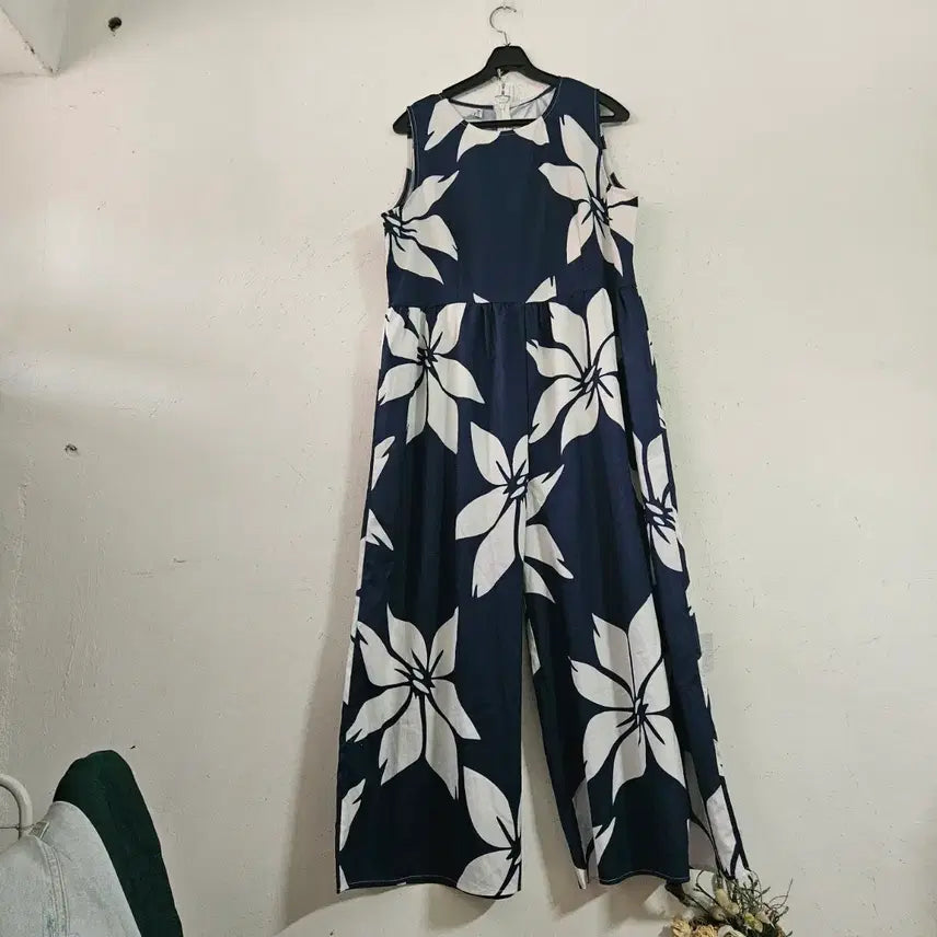 [BUNJANG] Sleeveless Floral Jumpsuit Navy / 나시 플라워 점프수트 네이비