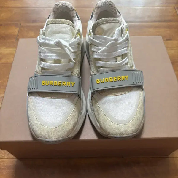 [BUNJANG] Burberry Sneakers Gold/White / (260) 버버리 스니커즈 골드/화이트