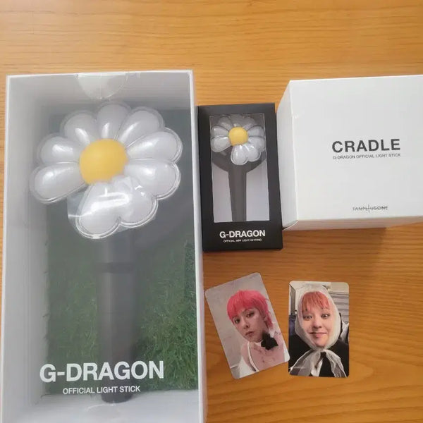 [BUNJANG] G-Dragon Daisy Lightstick Set with Keyring, Cradle, and Photocard (Sealed) / 지디 데이지 응원봉+키링+크래들+포카 (미개봉)