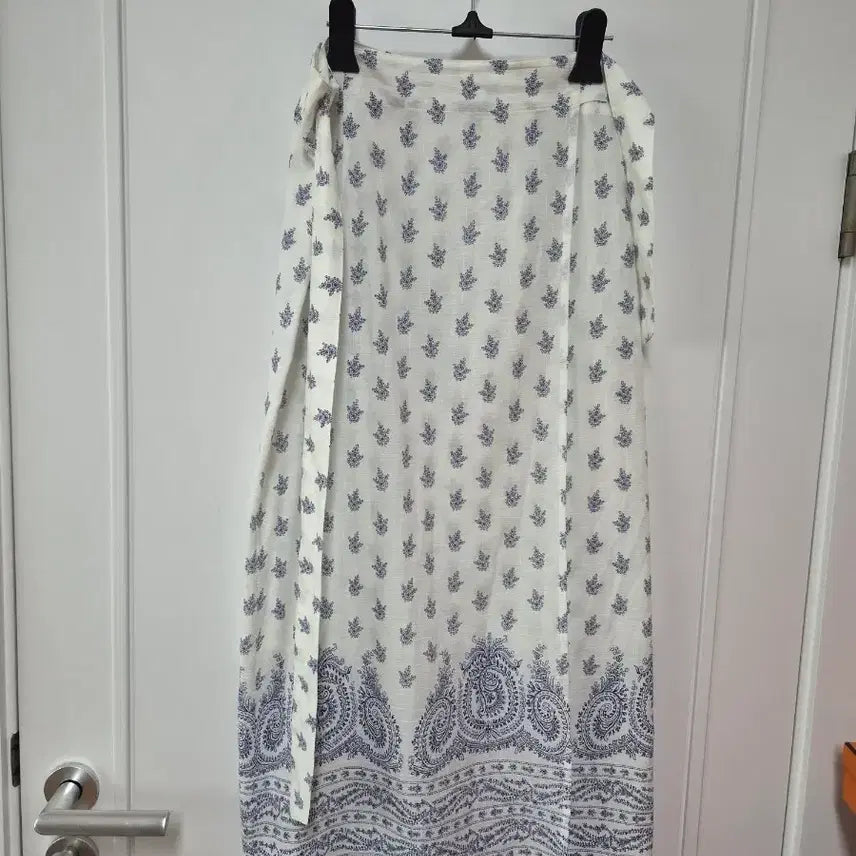 [BUNJANG] White Paisley Pattern Wrap Long Skirt / 화이트 페이즐리 패턴 랩 스커트