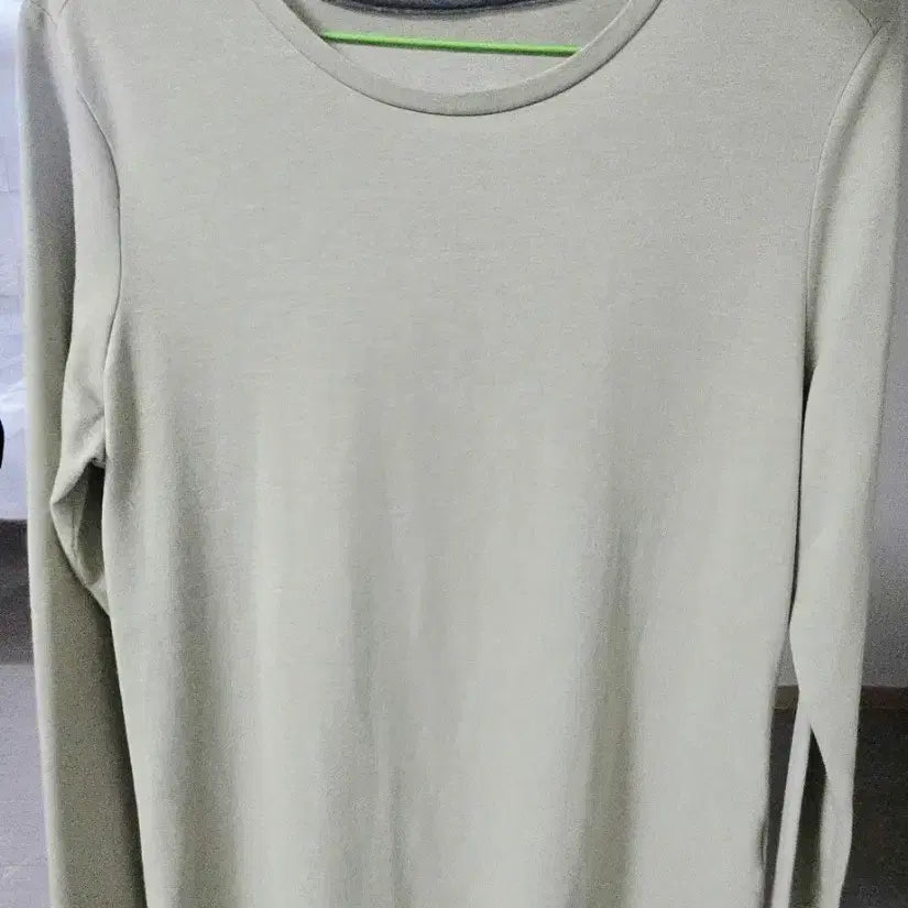[BUNJANG] Olive Green Long Sleeve T-Shirt / 은은한 올리브색 긴팔 티셔츠