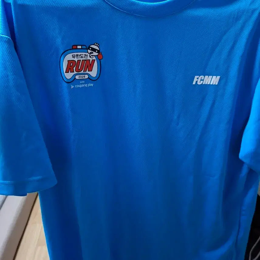 [BUNJANG] FCMM Infinite Challenge RUN 2026 Official Collaboration Performance T-Shirt (Blue, Sealed) / [한정판/S급] 2026 무한도전 런 FCMM 기능성 반팔 티셔츠 (전용비닐 포함)