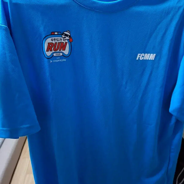 [BUNJANG] FCMM Infinite Challenge RUN 2026 Official Collaboration Performance T-Shirt (Blue, Sealed) / [한정판/S급] 2026 무한도전 런 FCMM 기능성 반팔 티셔츠 (전용비닐 포함)