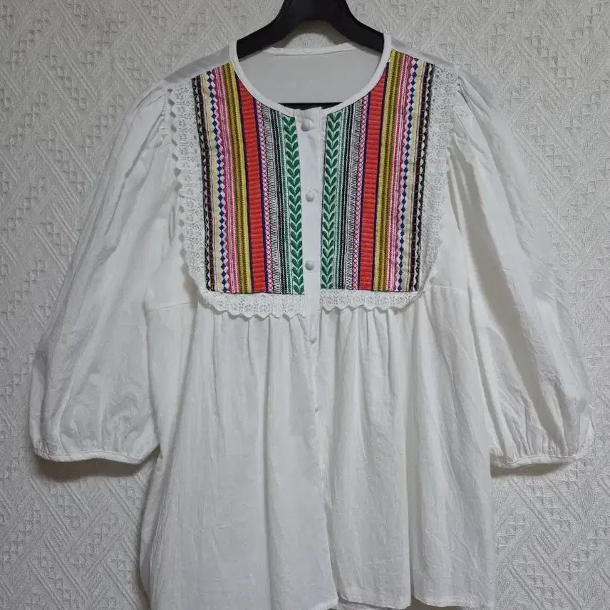 [BUNJANG] White Embroidered Blouse / 화이트 자수 블라우스