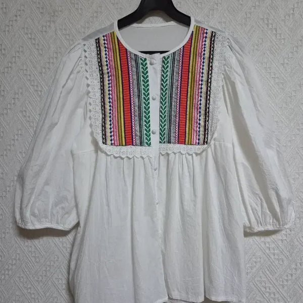 [BUNJANG] White Embroidered Blouse / 화이트 자수 블라우스