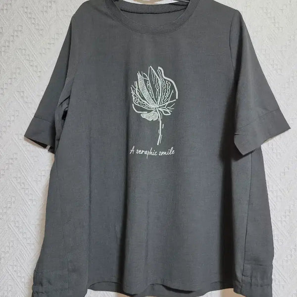 [BUNJANG] Rounder Blouse with Floral Embroidery / 라운더 블라우스