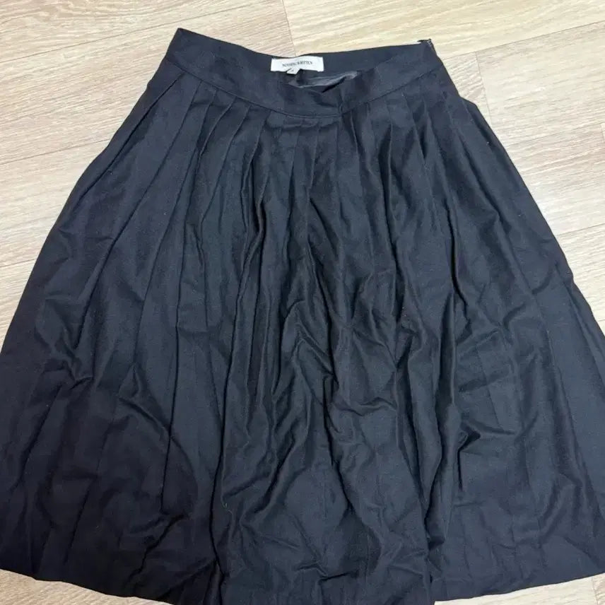 [BUNJANG] Noting Left Swirl Pleats Skirt / 낫띵리튼 플리츠 스커트