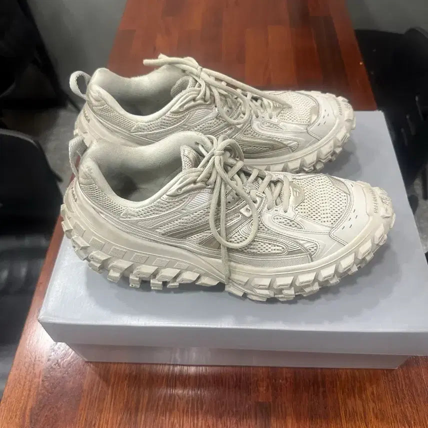[BUNJANG] Balenciaga Defender Bouncer Beige Size 45 / 발렌시아가 디펜더 바운서 베이지 45