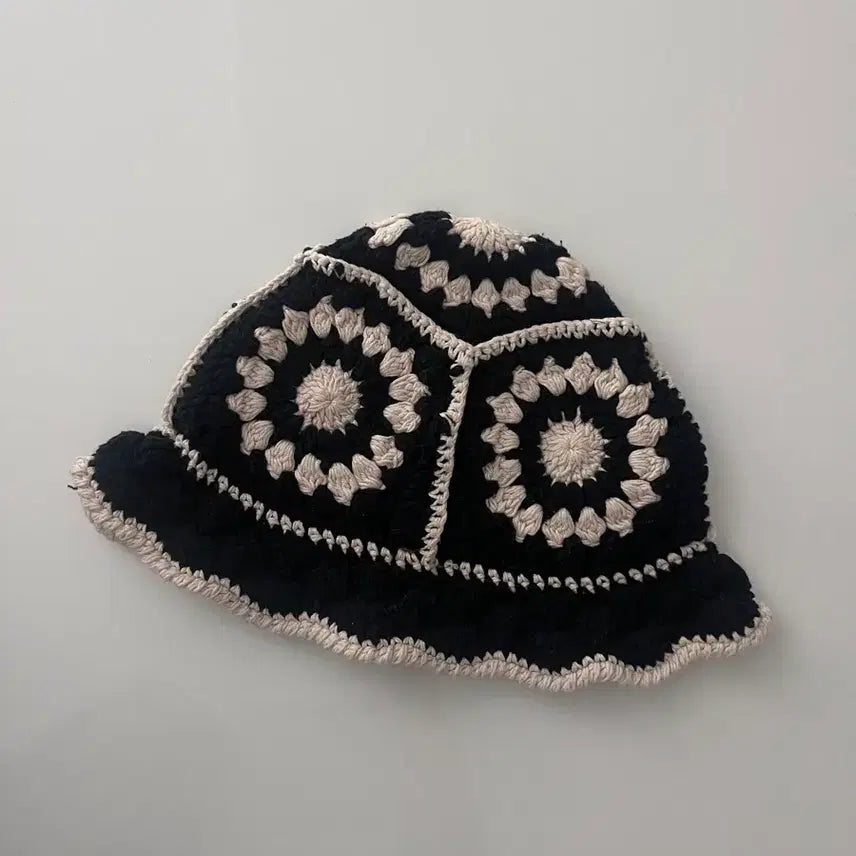 [BUNJANG] 8 Seconds Vintage Crochet Bucket Hat Black / 에잇세컨즈 빈티지 크로셰 뜨개 버킷햇 블랙 플라워 비니