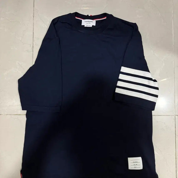 [BUNJANG] Thom Browne Diagonal Stripe Armband T-Shirt (Navy, Size 3) / [당일출고,3사이즈] 26년식 크림판 톰브라운 사선완장 반팔